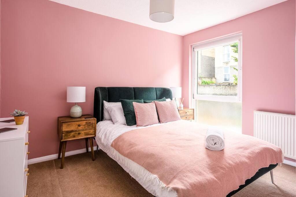 Stunning 4 Bedroom House In Central באת' מראה חיצוני תמונה