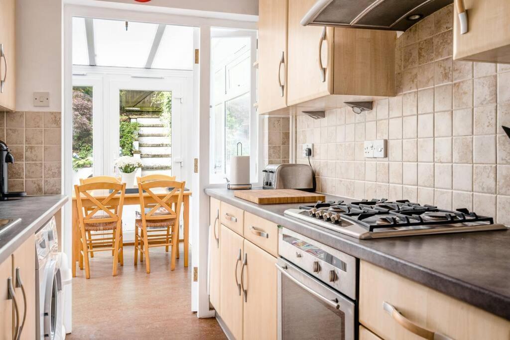 Stunning 4 Bedroom House In Central באת' מראה חיצוני תמונה