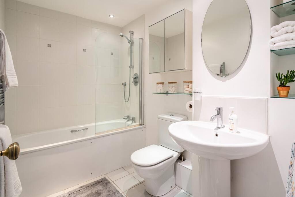 Stunning 4 Bedroom House In Central באת' מראה חיצוני תמונה